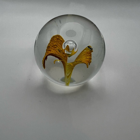 Vintage K’s Collection paper weight yellow flower with little ant bubble - Picture 5 of 10